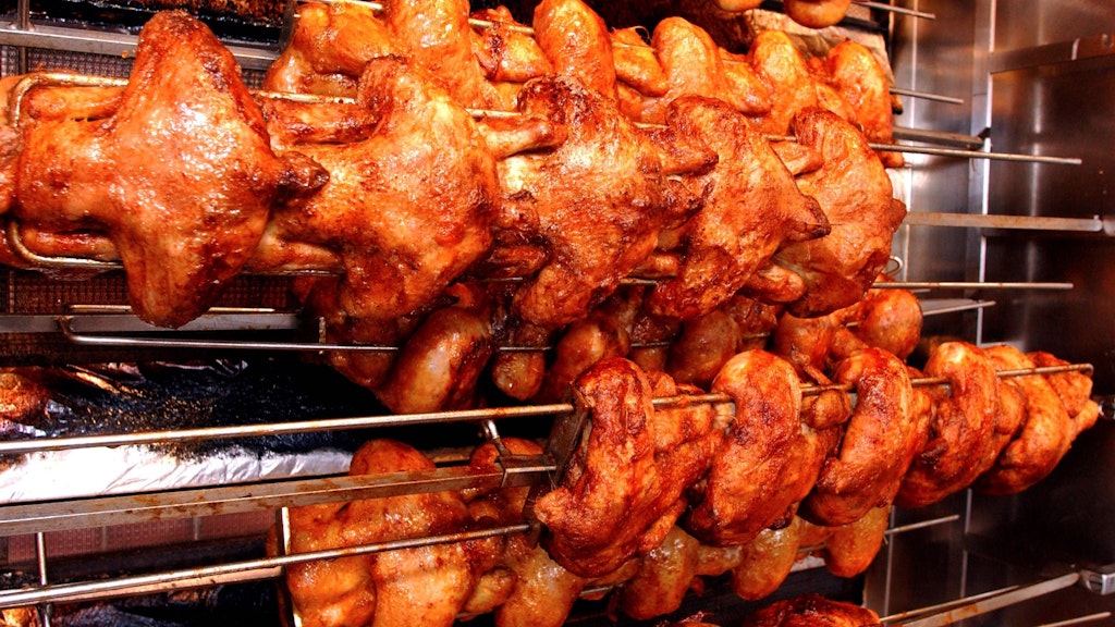 Grillhähnchen gehören am Schnellimbiss auch heute zu den beliebten Gerichten. Doch auch zu Hause kann man sie schnell und einfach zaubern.