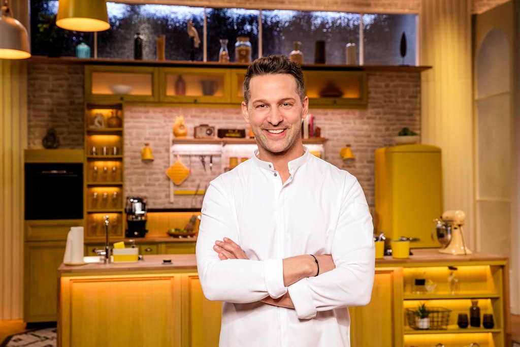 Alexander Kumptner führt durch die neue Kochshow Doppelt kocht besser.