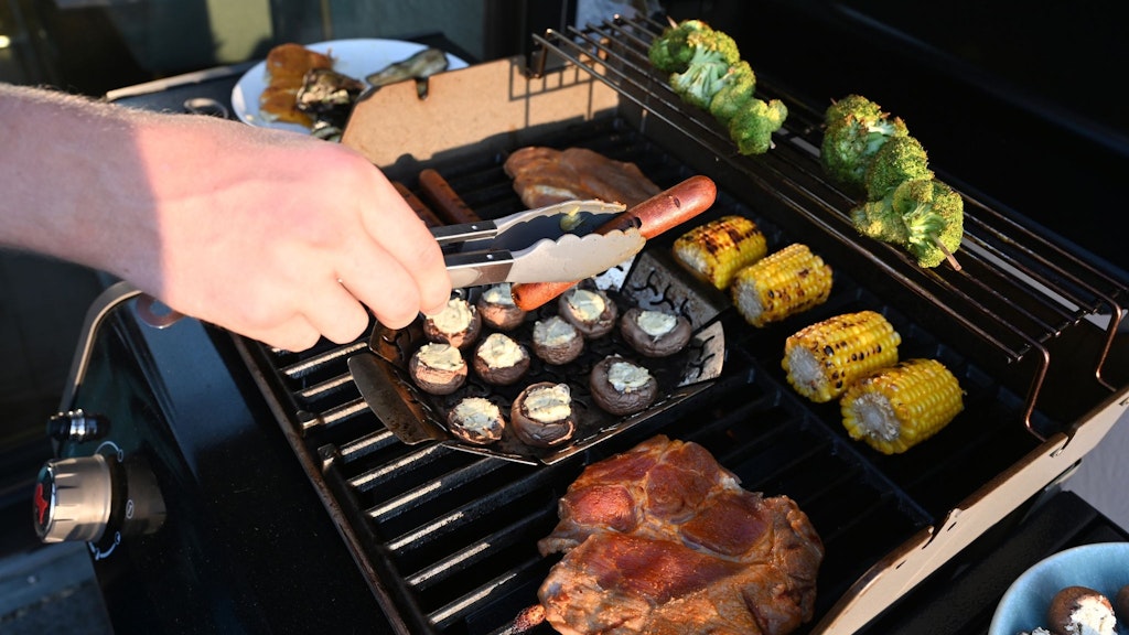 Grillen mit Gas wird immer beliebter. Entscheidend für die Klimabilanz beim Grillen ist weniger das verwendete Gerät – sondern das, was auf den Rost kommt.