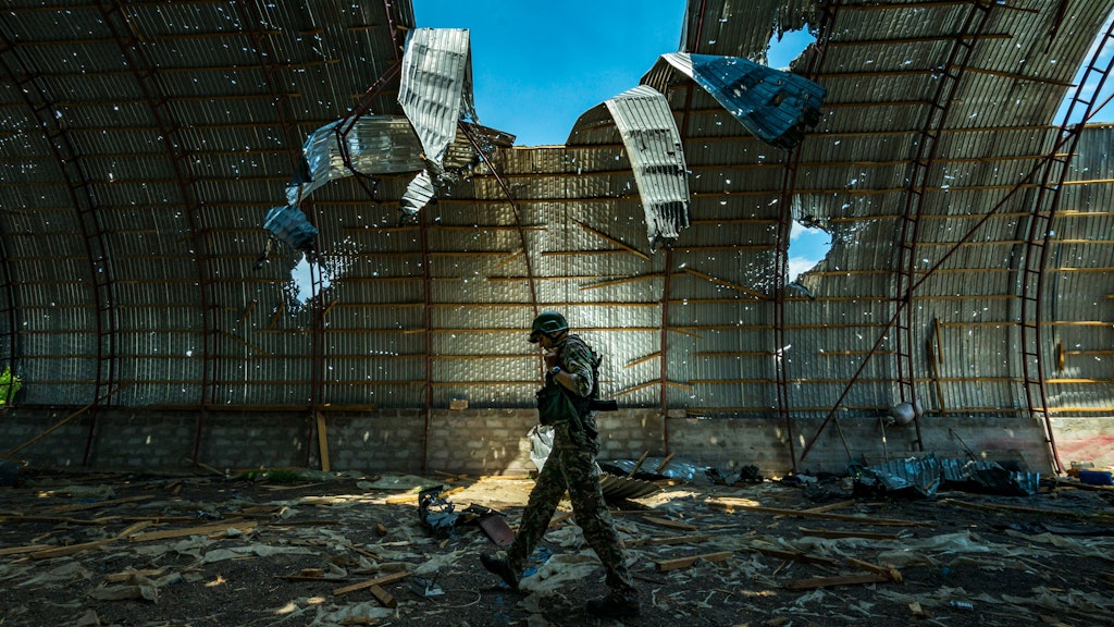 Ein ukrainischer Soldat geht in einer durch russischen Beschuss zerstörten Scheune nahe der Frontlinie in der Provinz Saporischschja.