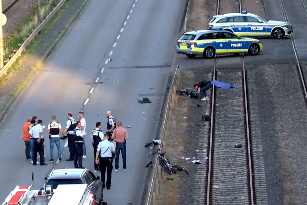 Einsatzkräfte der Polizei untersuchen den Tatort auf der Rhenaniastraße in Mannheim.