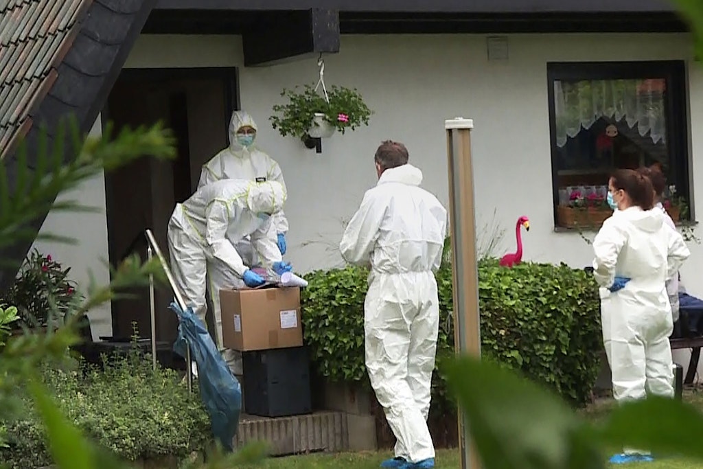 Die Spurensicherer der Polizei vor dem Haus in Wennigsen. Hier wurde das Ehepaar (59 und 60) tot aufgefunden.