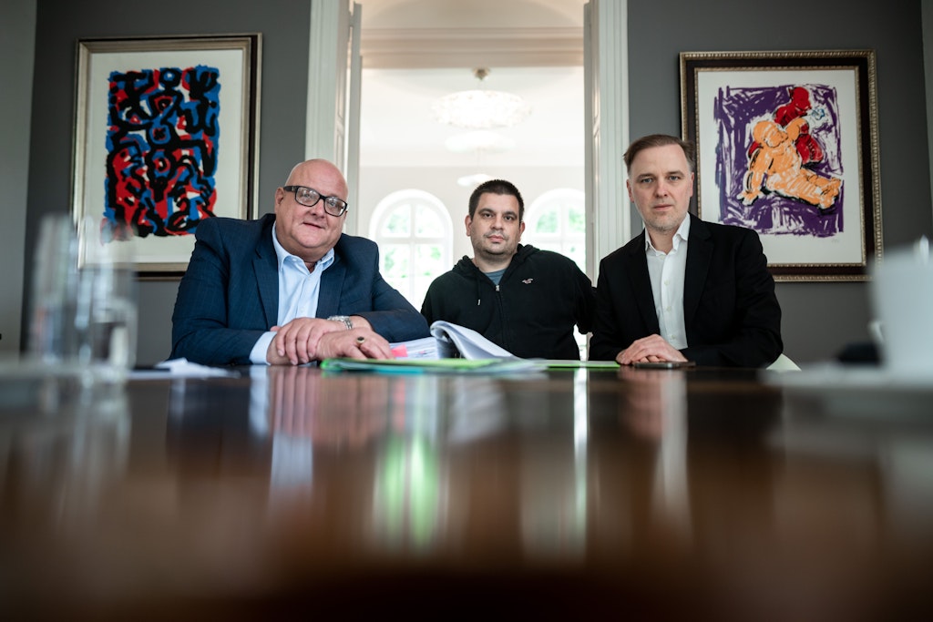 Kläger Alexander B. (M.) mit seinen Anwälten Dirk Giesen (l.) und Burkhard Benecken