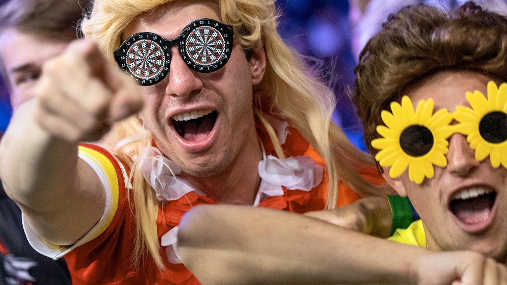 Hauptsache bunt und laut: Das Darts-Spektakel in Berlin war auch ein bisschen Karneval.