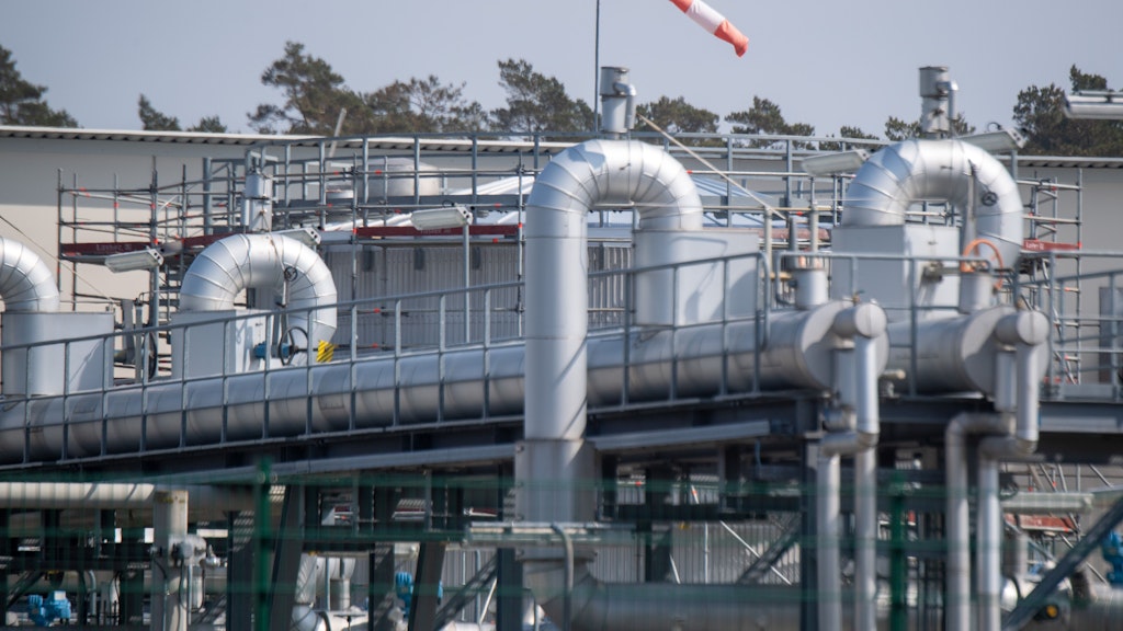 Mecklenburg-Vorpommern, Lubmin: Blick auf Rohrsysteme und Absperrvorrichtungen in der Gasempfangsstation der Ostseepipeline Nord Stream 1.