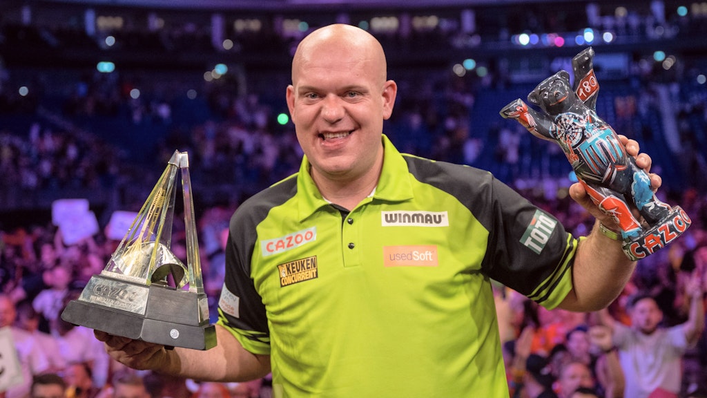 Michael van Gerwen ging mit dem Pokal und dem Berliner Bären nach Hause. Und muss jetzt erstmal operiert werden.