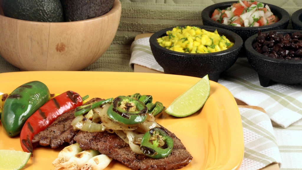 Carne Asada, ein beliebtes mexikanisches Fleischgericht vom Grill. Mit Chili und Paprika, mit Salsa und Guacamole.