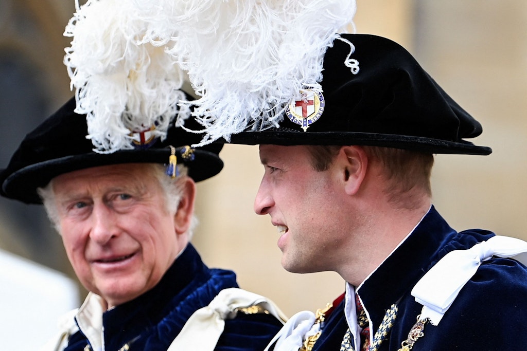 Prinz William und sein Vater Charles nach dem Gottesdienst des Hosenbandordens.