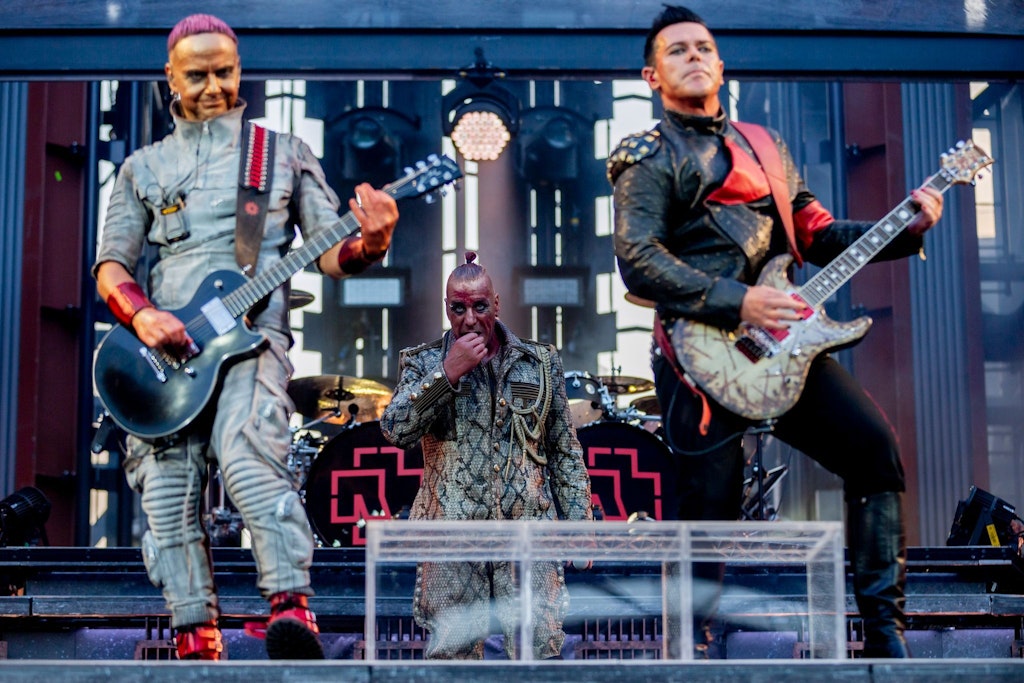 Die Rammstein-Gitarristen Paul Landers (links) und Richard Kruspe auf der Bühne. Hinten: Rammstein-Frontmann Till Lindemann.