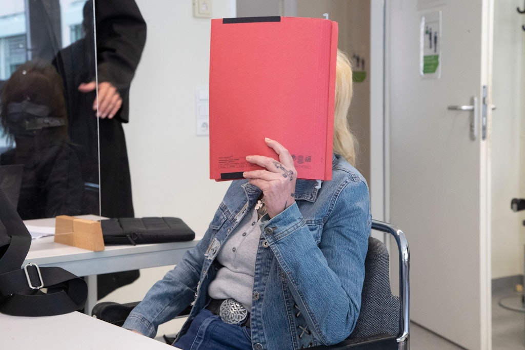 Die angeklagte Frührentnerin sitzt nach der Einkaufsbeutel-Attacke seit Dienstag in Berlin vor Gericht.