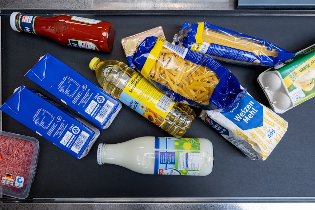 Der Einkauf im Supermarkt wird immer teurer: Vor allem die Preise von Produkten aus der Agrarwirtschaft, etwa von Nudeln, Mehl und Eiern, explodieren.