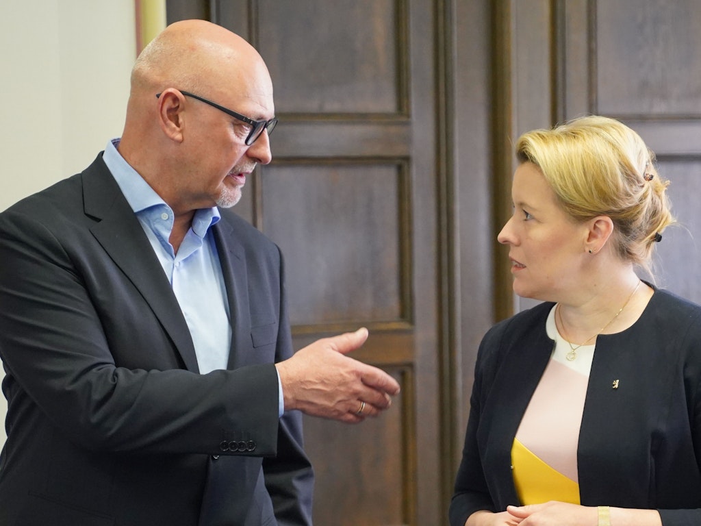 Jörg Franzen, Chef der landeseigenen Wohnungsgesellschaft Gesobau, bespricht sich mit Franziska Giffey.