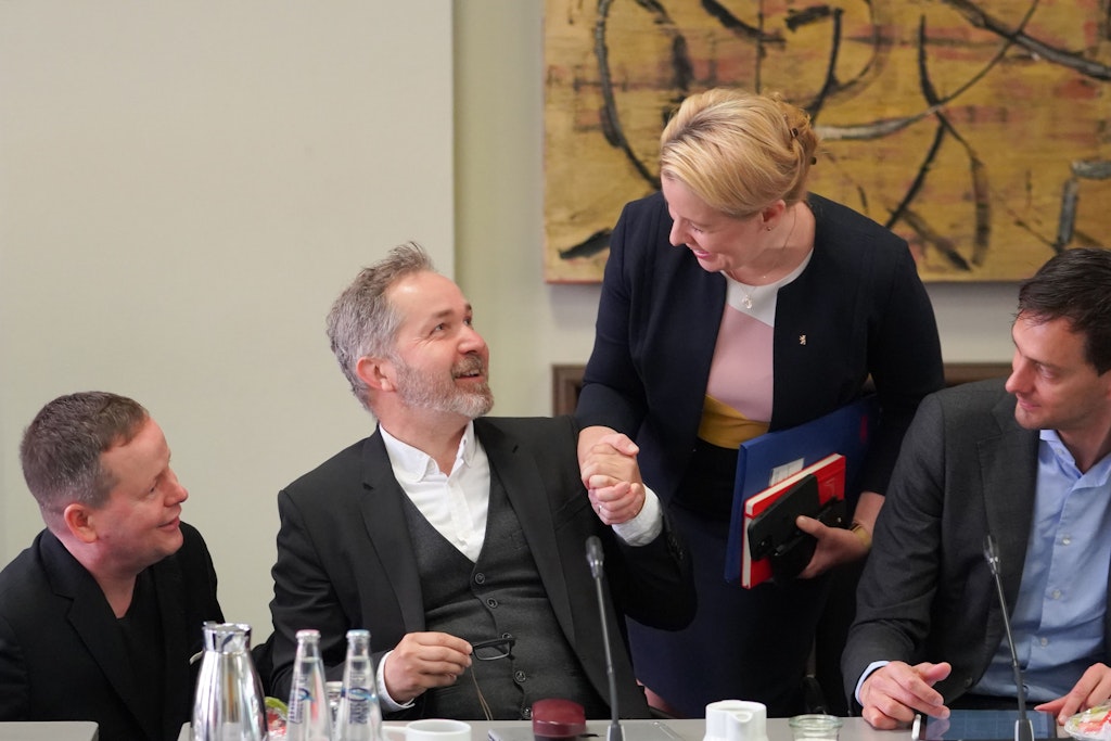 Gute Laune beim Miet-Bündnis im Roten Rathaus: Die Regierende Bürgermeisterin Franziska Giffey (SPD) begrüßt Pankows Bürgermeister Sören Benn (Linke), der zwischen seinem Neuköllner Kollegen Martin Hikel (SPD, r.) und Kultursenator Klaus Lederer (Linke) sitzt.