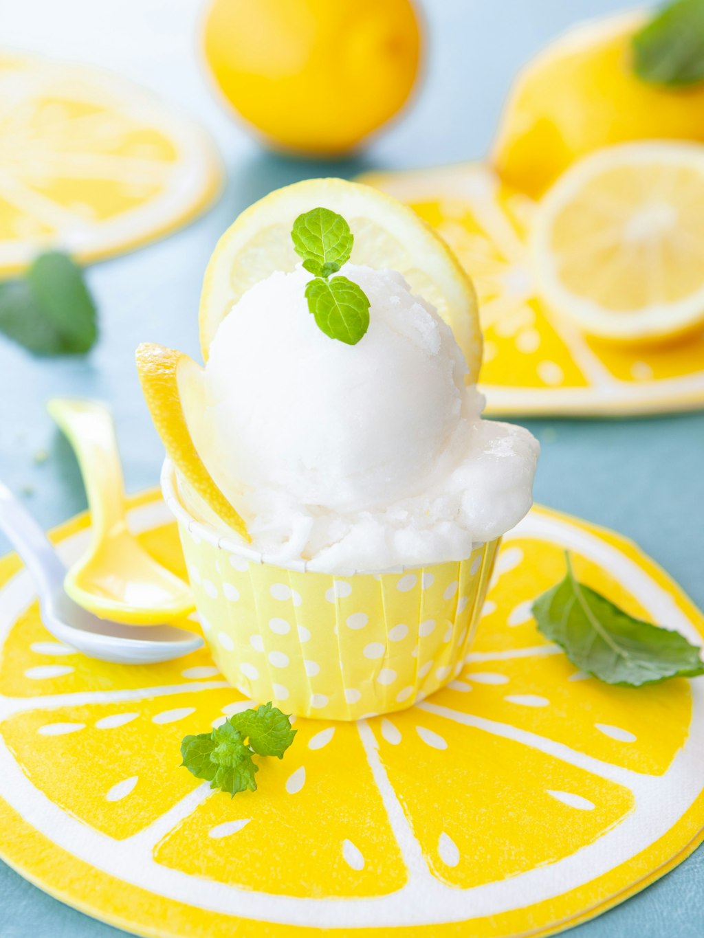Das Zitronensorbet ist so leicht gemacht - auch ohne Maschine.