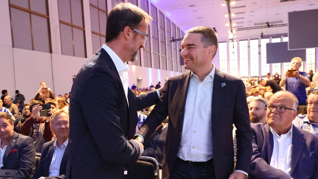 Fredi Bobic begrüßte auf der Mitgliederversammlung Lars Windhorst. Der 374-Millionen-Investor knüpft frisches Geld an Bedingungen.