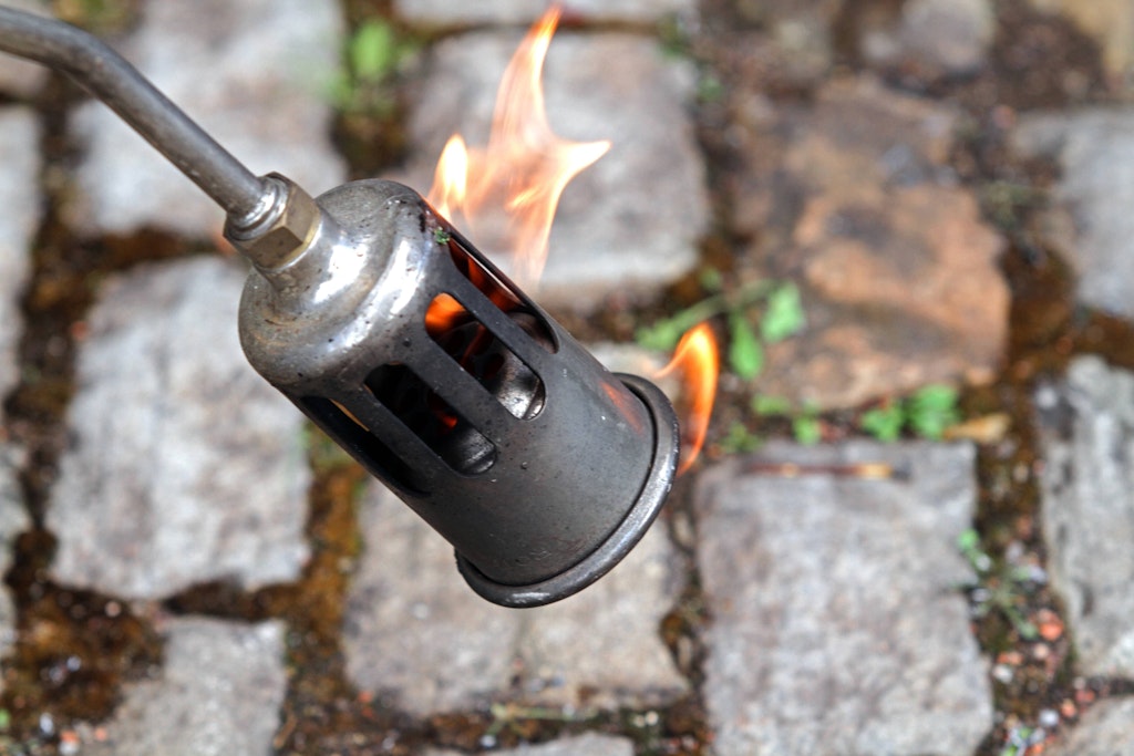 Wer beim Vernichten von Unkraut ein Abflammgerät einsetzt, sollte höllisch aufpassen, dass nicht weitaus mehr beschädigt wird als das ungeliebte Grün in den Fugen.