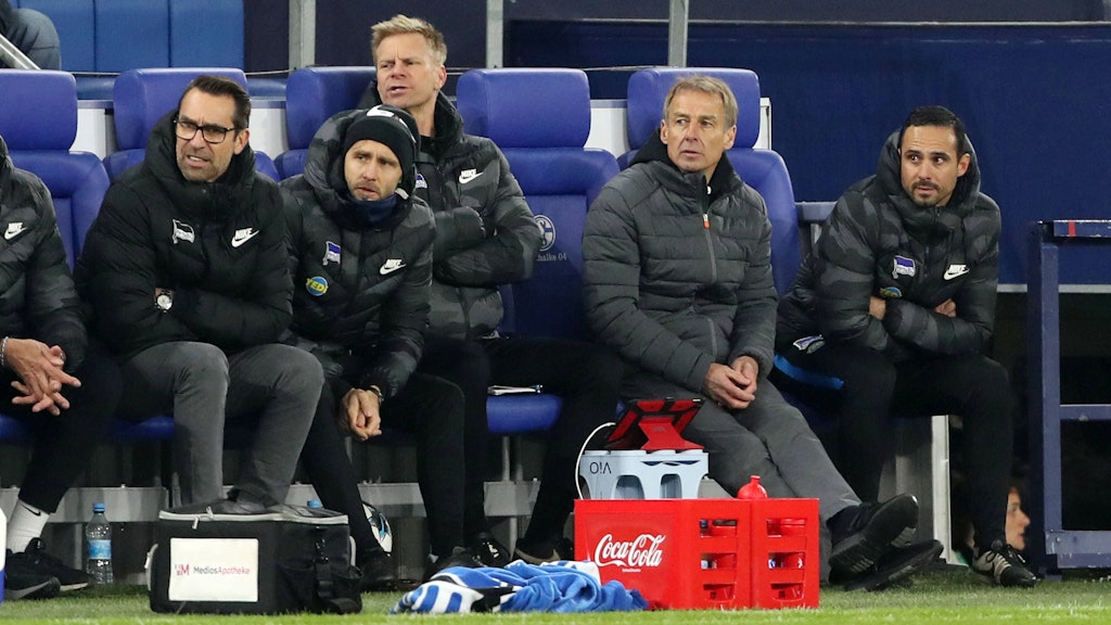Michael Preetz (l.) und Jürgen Klinsmann (2. v. r.) hatten bei Hertha BSC wenig Grund zur Freude.