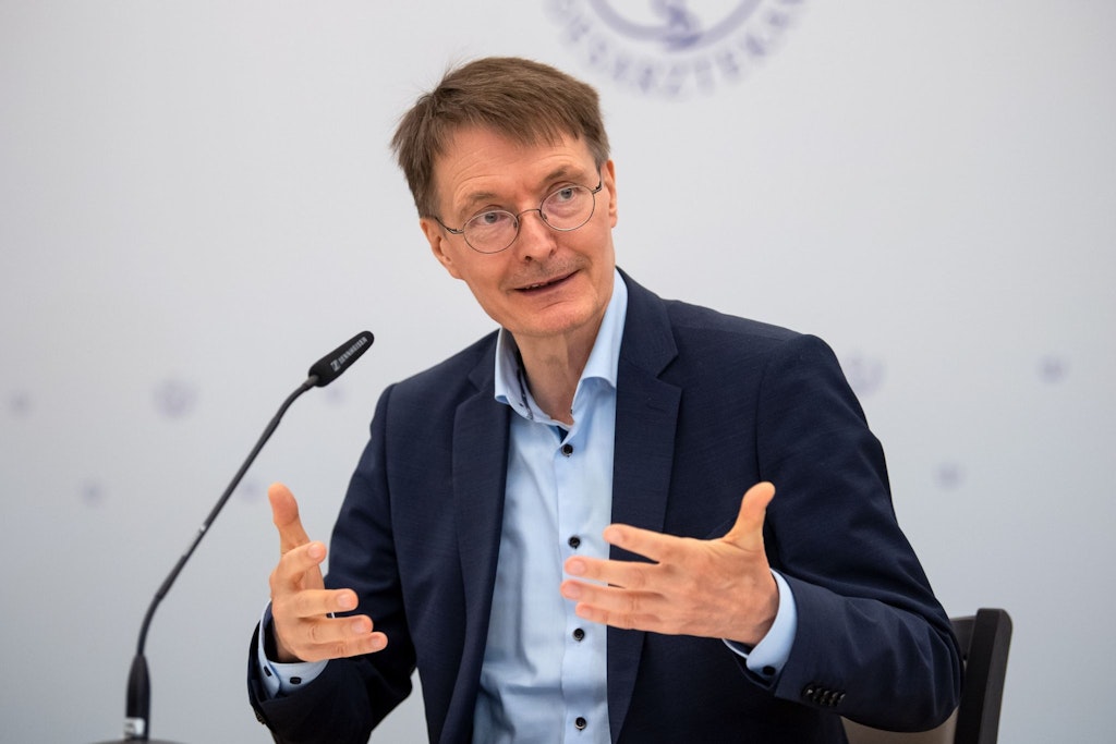Der Bundesgesundheitsminister Karl Lauterbach schlägt wieder Alarm: Die Sommer-Corona-Welle ist da.