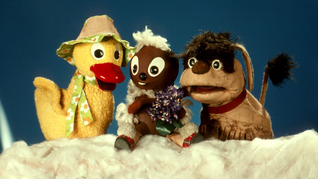 Pittiplatsch feiert mit seinen Freunden seinen ersten TV-Auftritt am 17. Juni 1962. Schnatterinchen hatte 1959 ihre Fernsehpremiere, Moppi kam in den 70er-Jahren dazu.