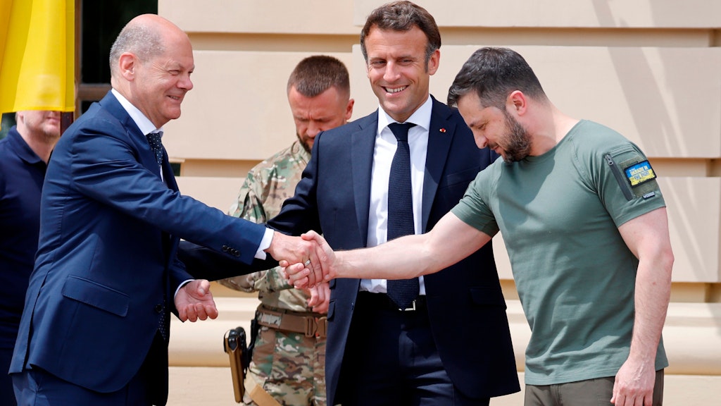 Olaf Scholz und Emmanuel Macron werden vom ukrainischen Präsidenten Wolodymyr Selenskyj begrüßt.
