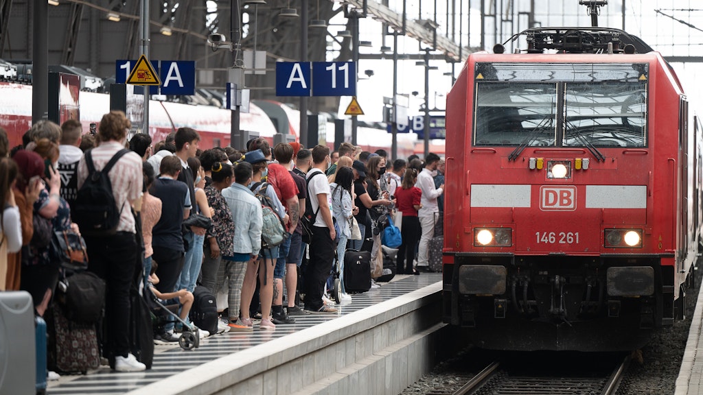 Das günstige 9-Euro-Ticket sorgt dafür, dass viele Regionalzüge völlig überfüllt sind.