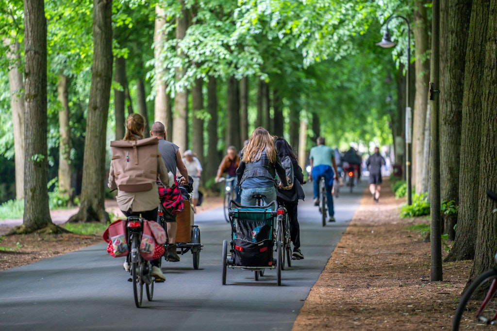 Autobahn für „Tretferraris“: Radfahrer sausen über eine Fahrrad-Schnellstraße.