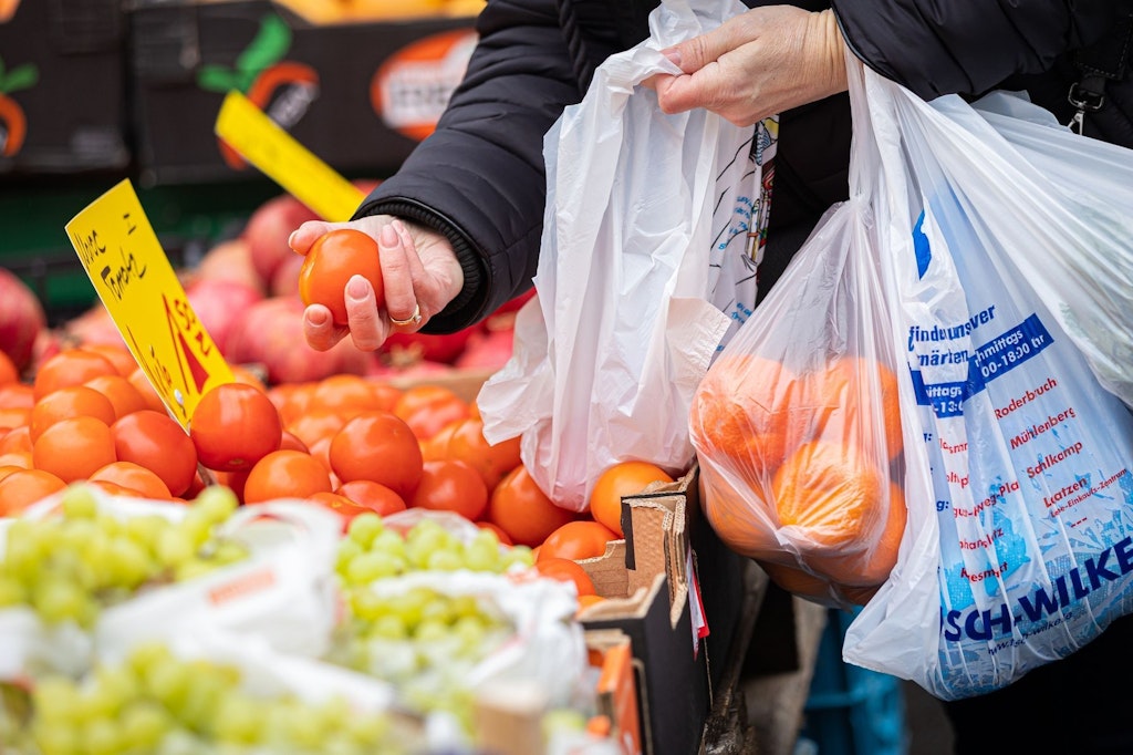 Trotz Verbots haben noch viele Handelsketten Einweg-Plastiktüten im Angebot.