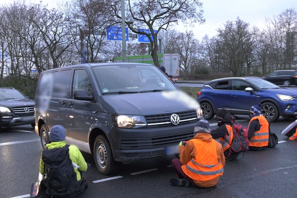 Radikale Klimaaktivsten blockieren die Abfahrt der Berliner Stadtautobahn 100 unweit des ICC.