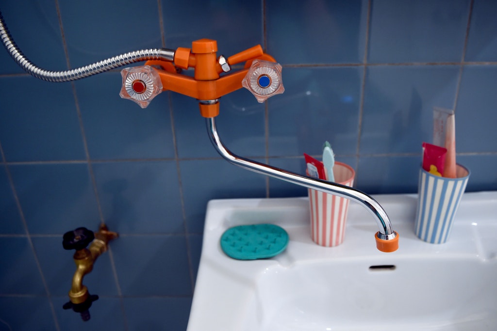 Hübscher Vintagelook, aber ein Energieverschwender: An Wasserhähnen mit zwei Rädern für Kalt- und Warmwasser läuft tendenziell mehr warmes Wasser ungebraucht den Abfluss hinunter als bei sogenannten Einhebelmischern.