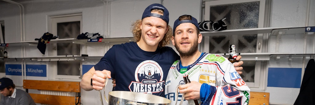 Korbinian Geibel (l.) und Matt White feiern die gewonnene Meisterschaft nach dem Spiel in München.