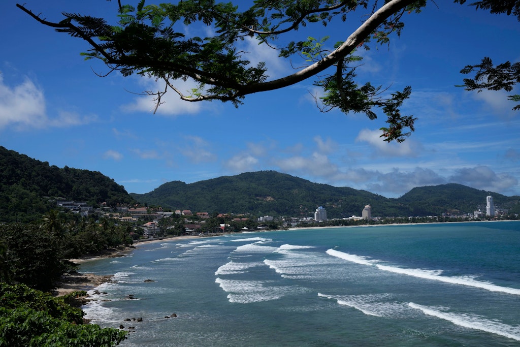 Touristen-Sehnsuchtsort Patong-Beach auf Phuket. Die Einreise nach Thailand wird wieder einfacher.