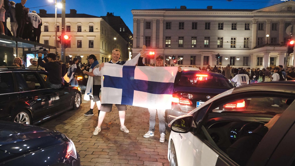 Eishockey-Fans am Kauppatori Platz in Helsinki. Erst Feiern und dann mit der Metropa nach Istanbul.