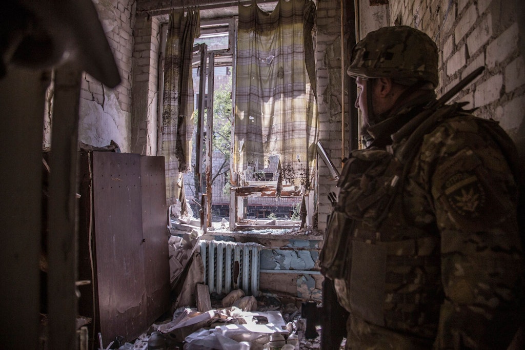 Ein ukrainischer Soldat während schwerer Kämpfe an der Front in Sjewjerodonezk.