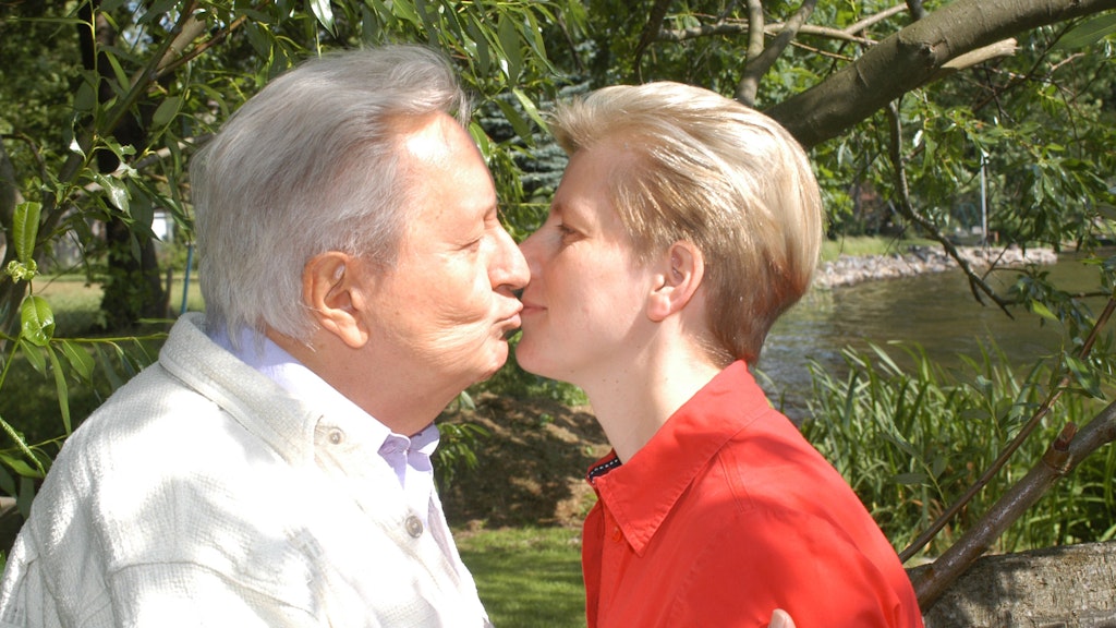 Die Liebe hält ihn jung: Lutz Jahoda mit seiner 44 Jahre jüngeren Frau Eva.