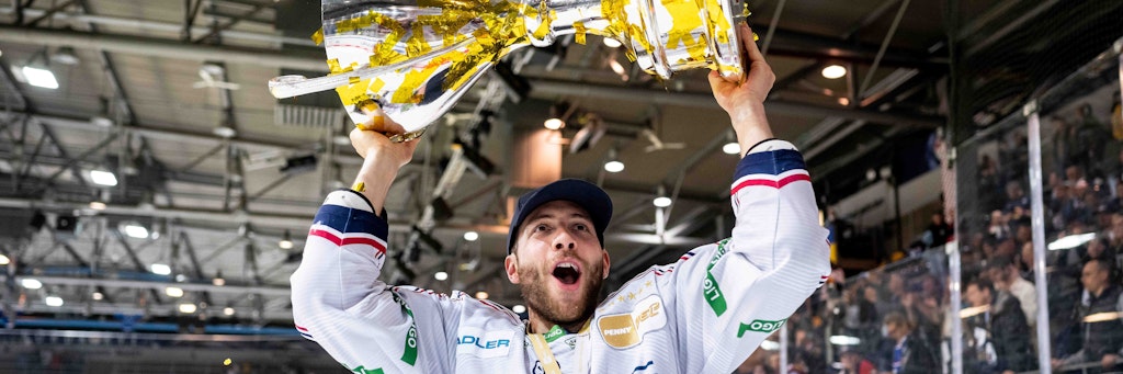 Spielen konnte er die Final-Serie gegen München wegen einer Verletzung leider nicht, mit dem Meisterpokal jubeln aber schon: Yannick Veilleux.