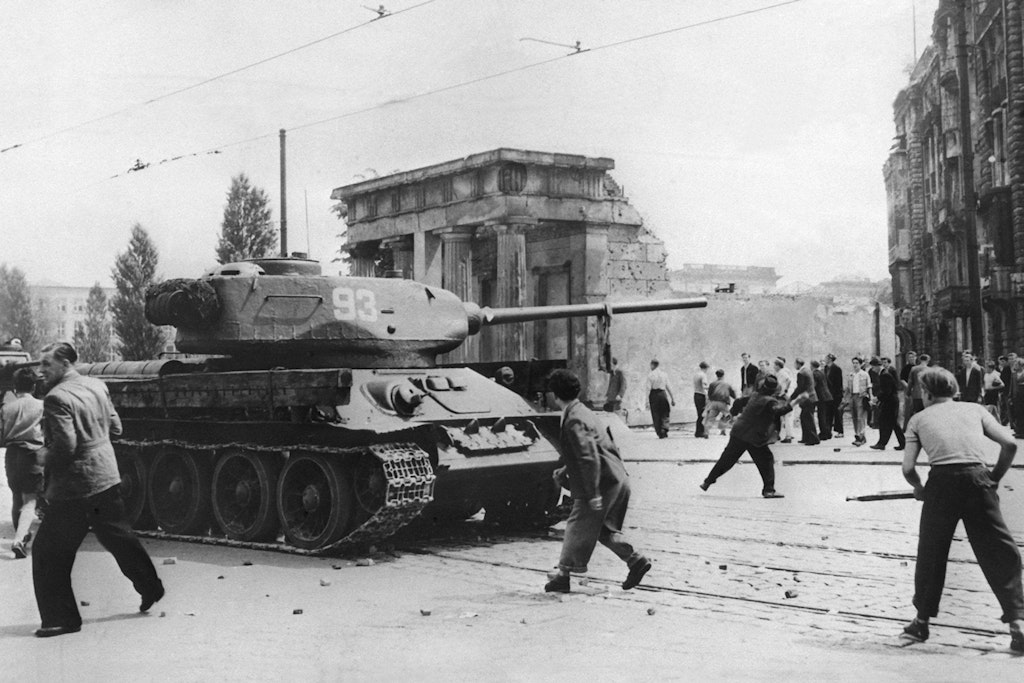Demonstranten werfen in Berlin mit Steinen nach russischen Panzern. Mit verschiedenen Veranstaltungen wird in Berlin an den 69. Jahrestag des DDR-Volksaufstandes vom 17. Juni 1953 gedacht.