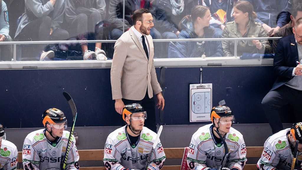 Schmuckes Sakko statt Trikot: Yannick Veilleux gibt in der Final-Serie gegen München hinter der Bande alles für die Eisbären.