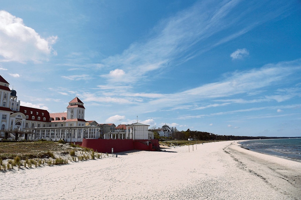 Am Strand auf der Insel Rügen fühlt sich auch die Walross-Dame wohl.