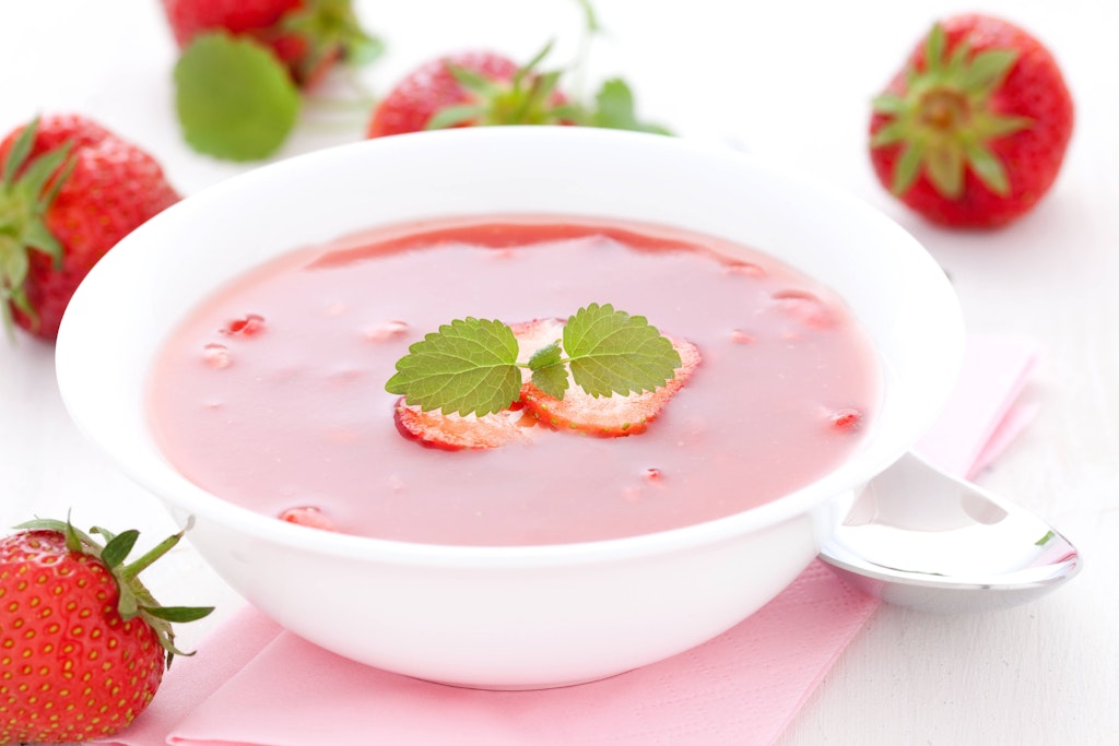 Eine leckere Erdbeerkaltschale schmeckt an heißen Tagen im Sommer besonders gut. Hier kommt das simple Rezept.