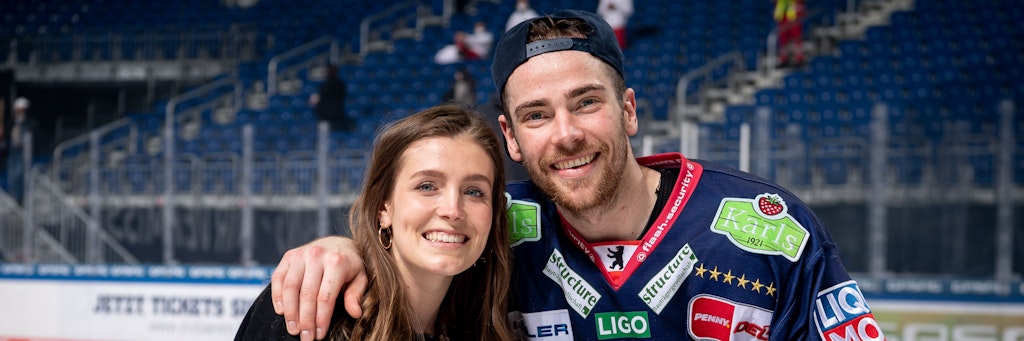 Den Meistertitel 2021 feiert Marcel Noebels zusammen mit seiner Freundin Elena auf dem Eis der MB-Arena.