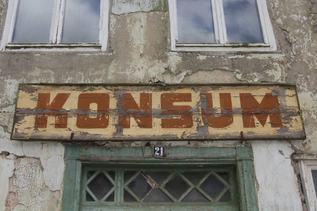 Ein verfallener Konsum aus der DDR.