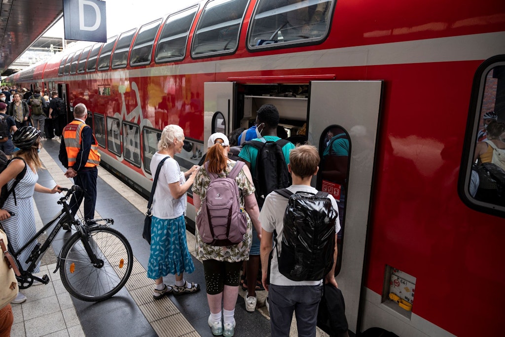 Frust am Bahnsteig: Fahrgäste am Bahnhof Gesundbrunnen versuchen, in einen überfüllten Regionalexpress zu steigen.