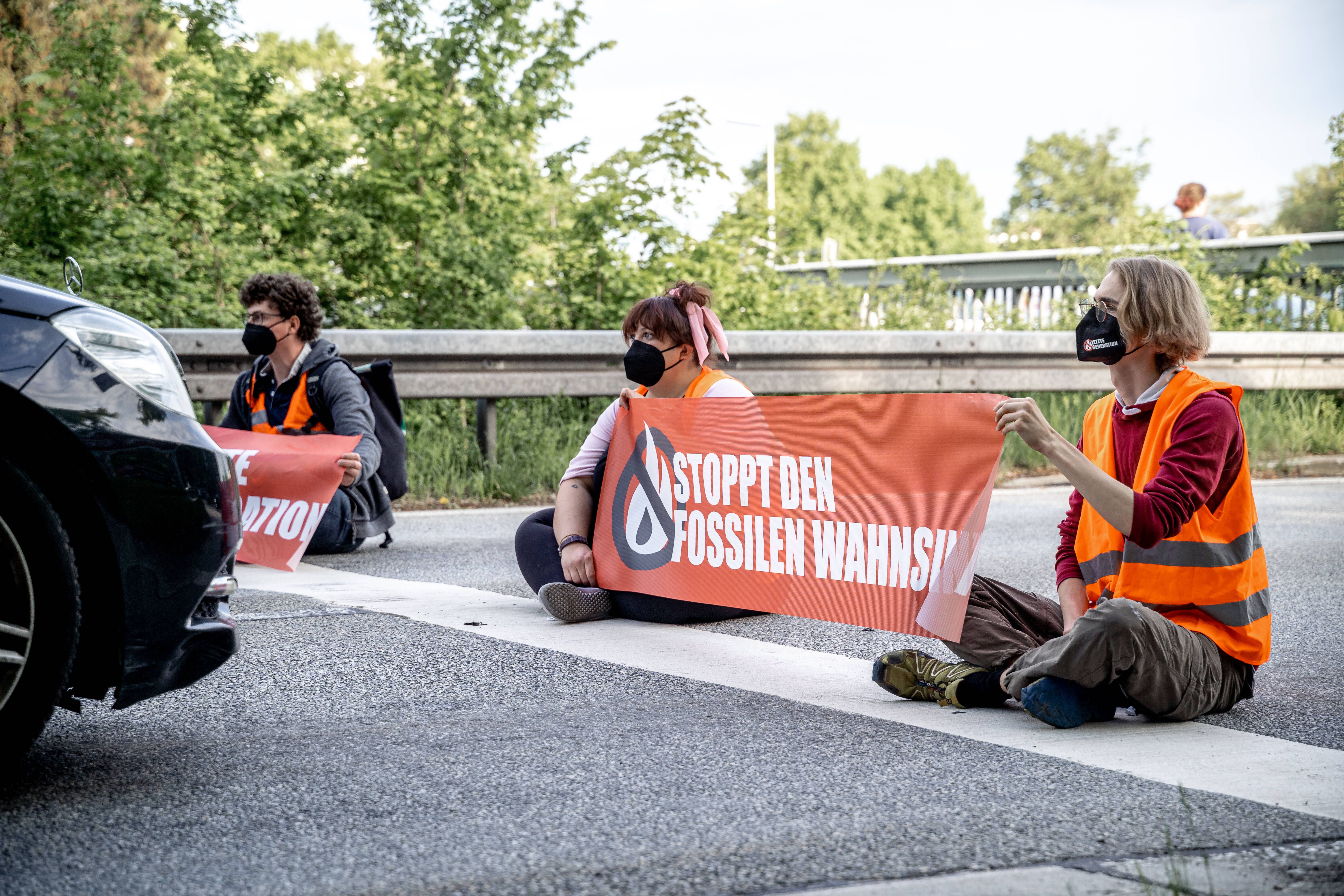 Klima-Protest! Blitz-Blockade Auf Der Stadt-Autobahn: Klimaschützer ...