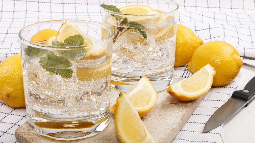 Ans Wasser, Natron, Zucker und Zitronensaft lässt sich eine einfache, aber sehr leckere Zitronenlimonade herstellen.
