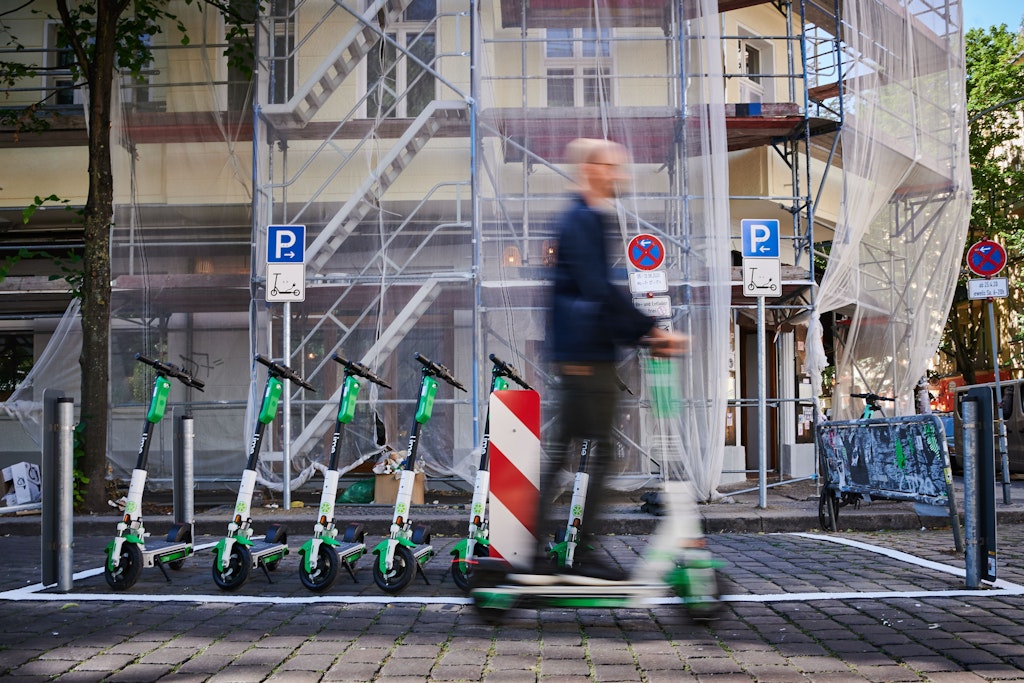 Am Boxhagener Platz in Berlin sind viele Menschen unterwegs.