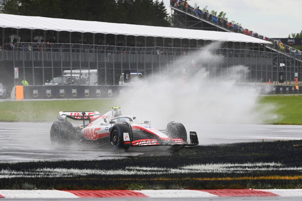 Den wilden Wasserfontänen getrotzt! Mick Schumacher kam in Montreal mit seinem Haas VF-22 gut durch den Regen beim Qualifying.