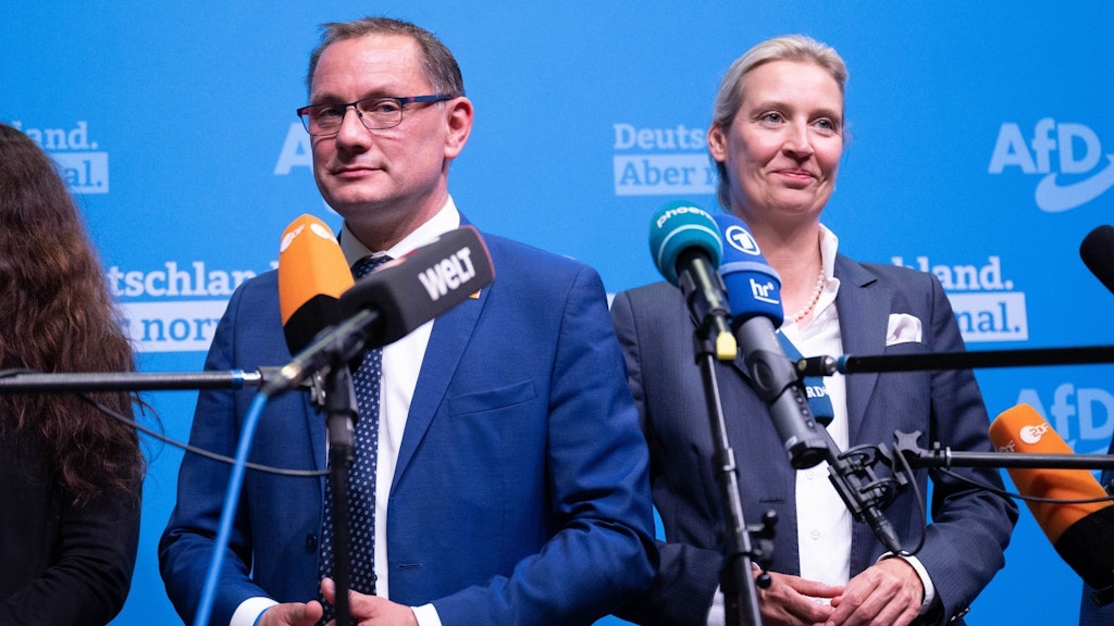 Tino Chrupalla, AfD-Bundesvorsitzender, und Alice Weidel, AfD-Bundesvorsitzende, geraten während einer Pressekonferenz auf dem Bundesparteitag der AfD in Erklärungsnöte..