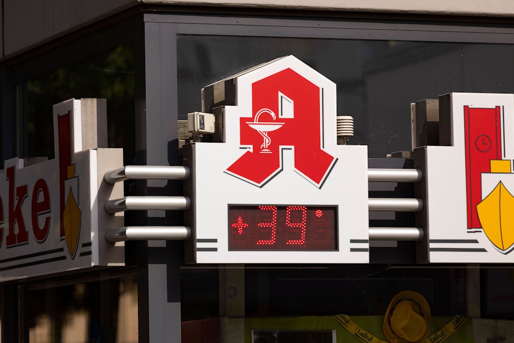 Hochsommerliche Temperaturen in Berlin. Das Thermometer in Tempelhof am Tempelhofer Damm zeigte um 17 Uhr noch 39 Grad an.