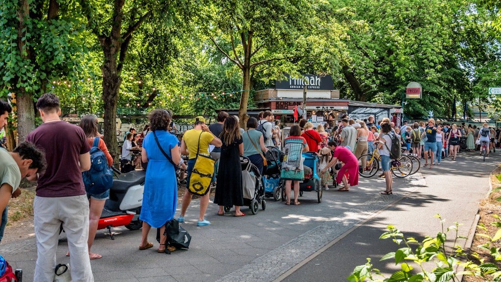 Warteschlange vor dem Columbia Freibad in Berlin Neukölln.