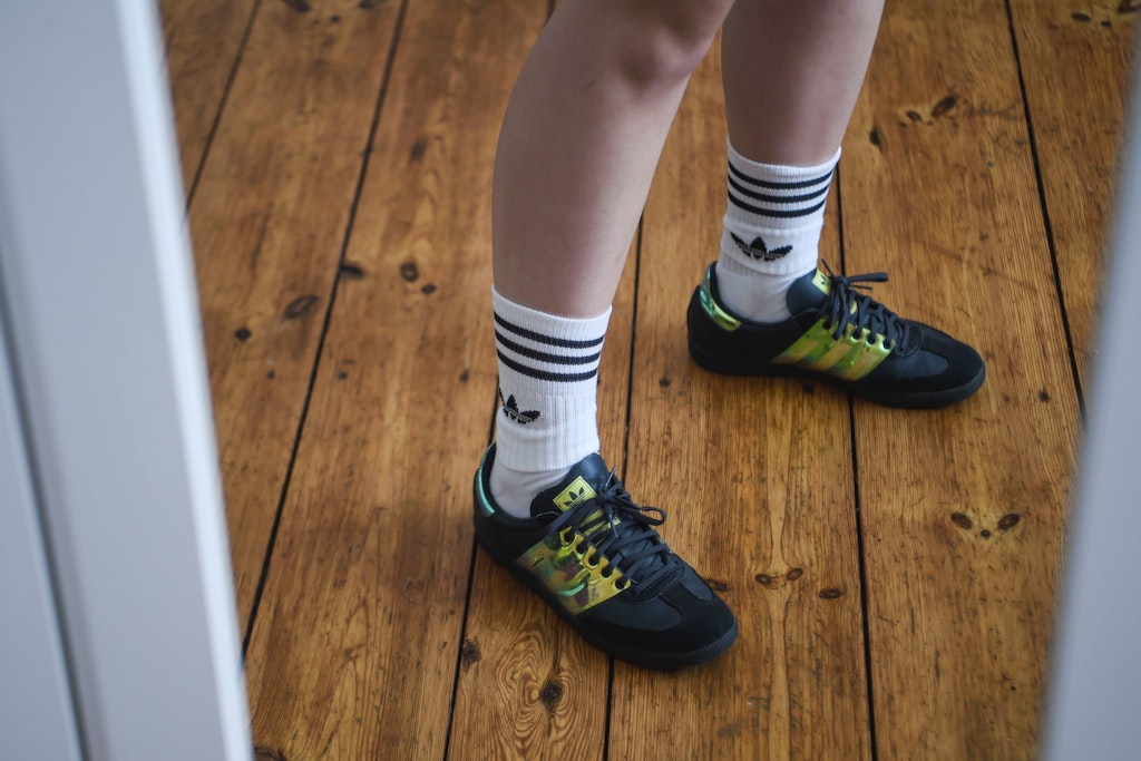 Ein junger Mann trägt Tennissocken. Wer dieses Jahr etwas auf sich hält, trägt sie zur kurzen Hose.